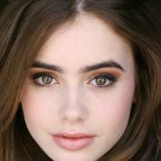 Actriţa Lily Collins, fiica muzicianului Phil Collins